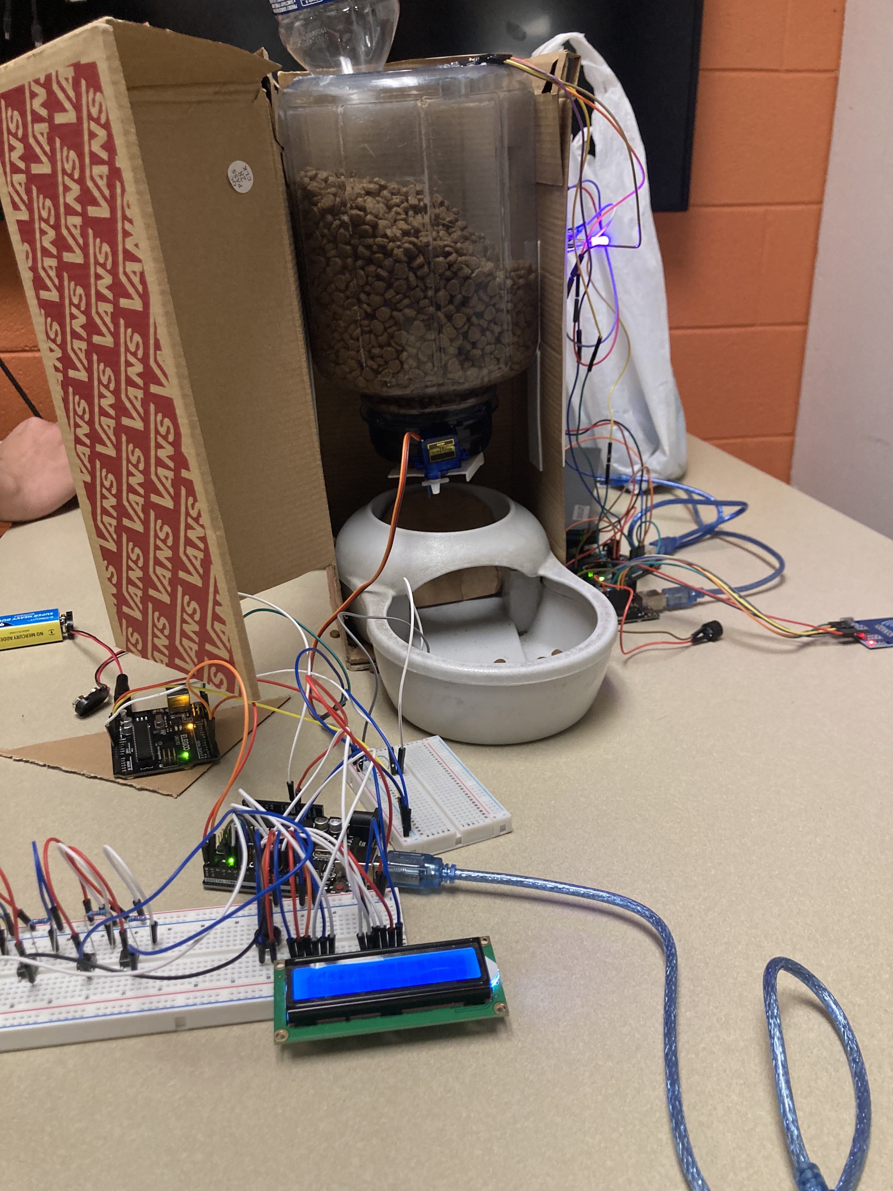Tonito - Pet Feeder